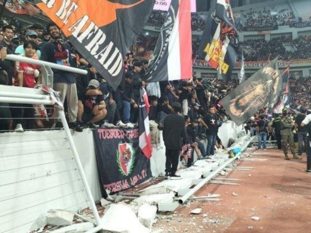 Pagar-tribun-penonton-Jakarta-International-Stadium-JIS-roboh