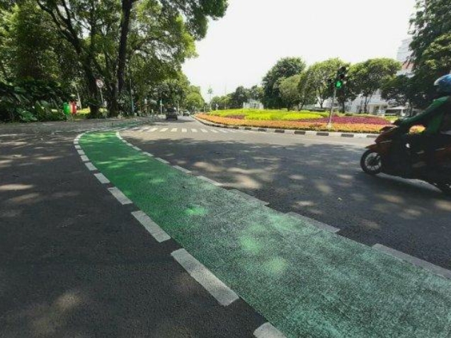 suasana-jalur-sepeda-di-jalan-taman-suropati