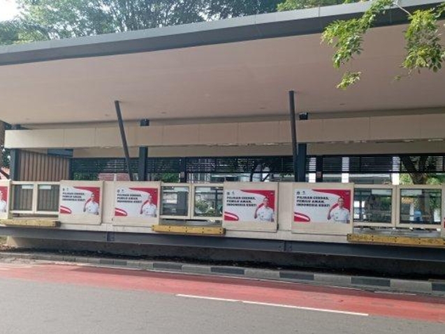 Kritik Stiker Heru Budi di Halte Transjakarta, PKS: Kampanye Terselubung Jelang Pilkada DKI