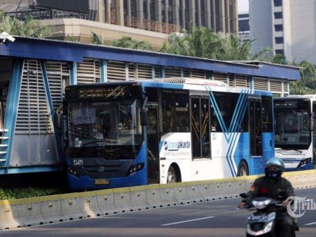 Usai 'Disenggol' PKS, Transjakarta Kini Perbolehkan Penumpang Naik Pakai Kaos Partai