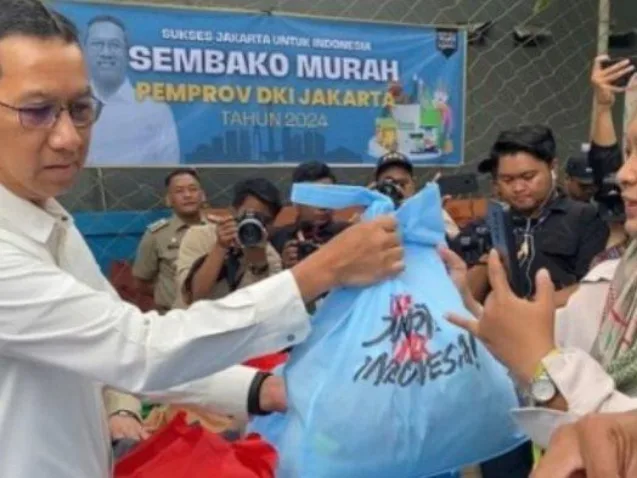 Disentil Anies, Penampakan Kantong Biru Muda Berisi Sembako yang Dibagikan Pj Gubernur DKI Heru Budi